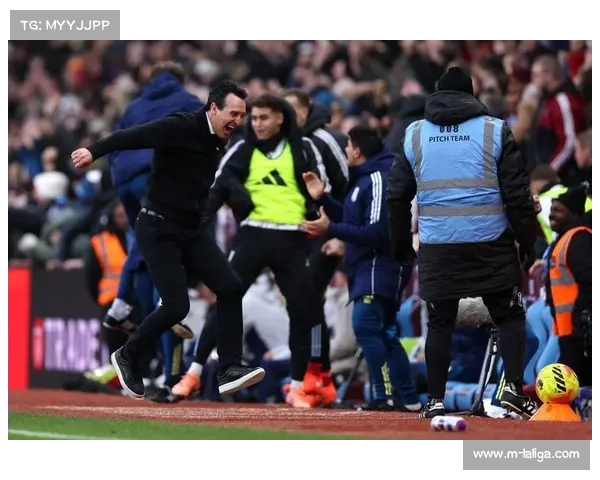 罗杰斯弧线球双响，埃梅里兴奋抛衣庆祝关键胜利